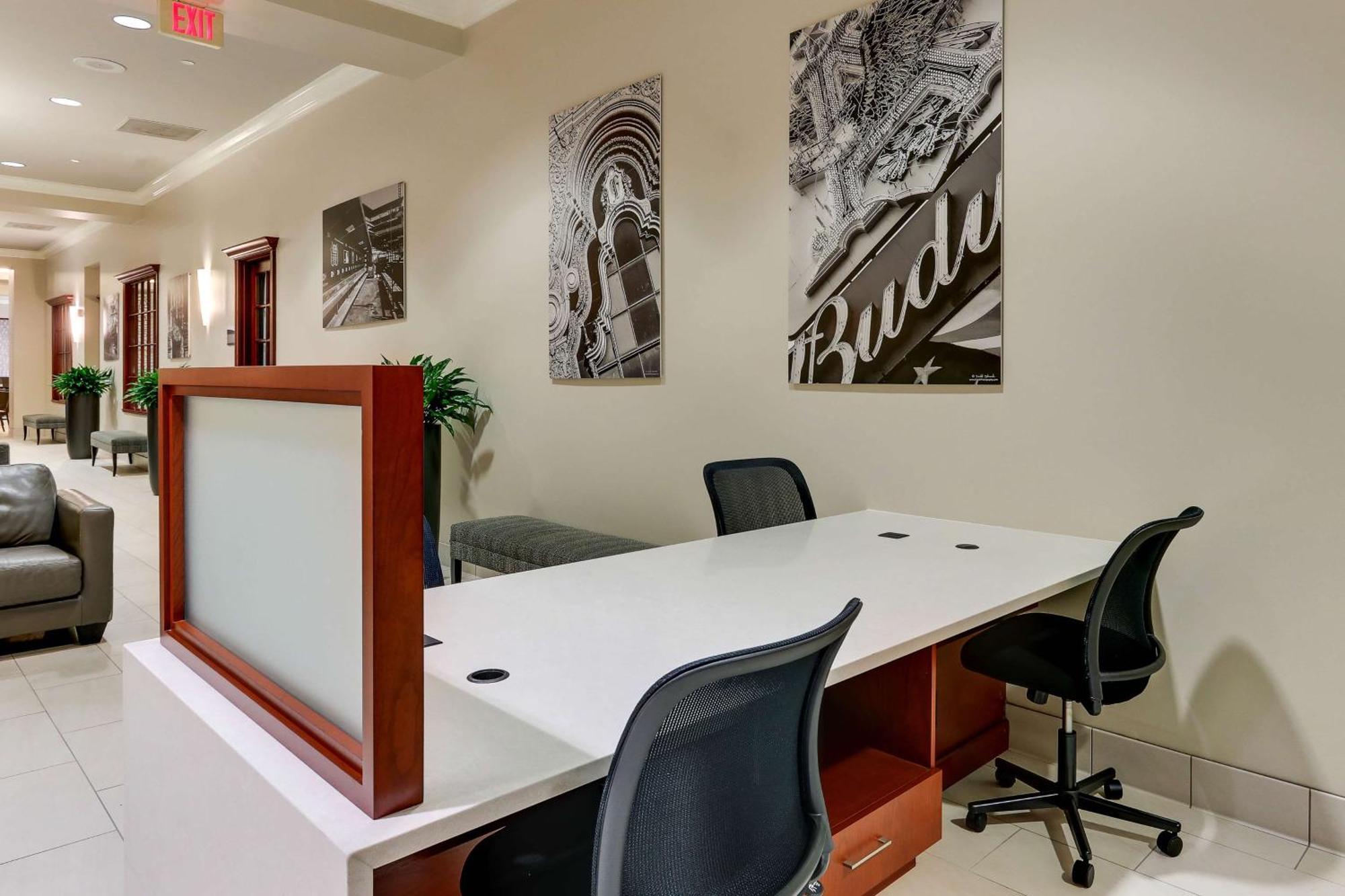 Doubletree By Hilton St. Louis Forest Park Buitenkant foto