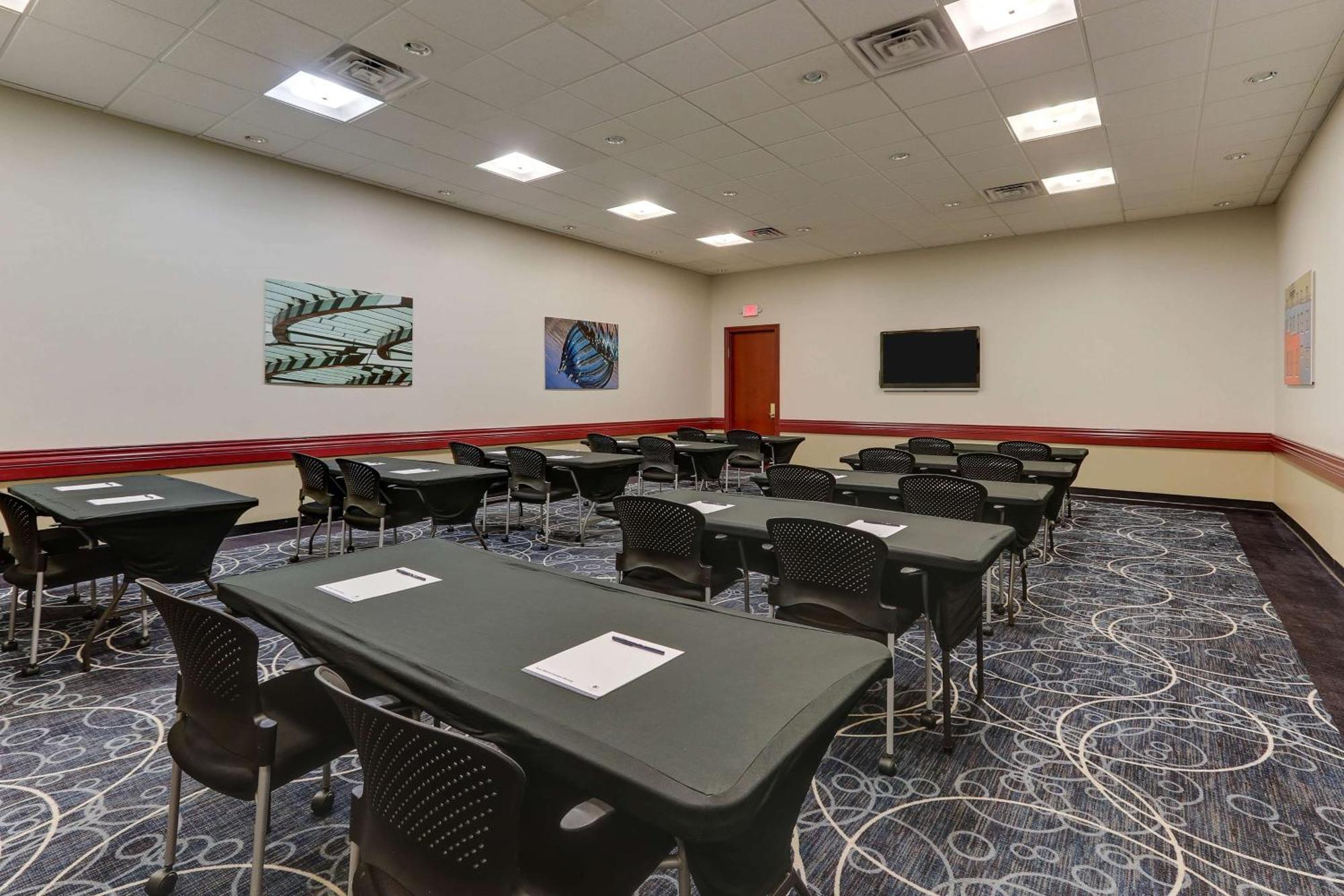 Doubletree By Hilton St. Louis Forest Park Buitenkant foto