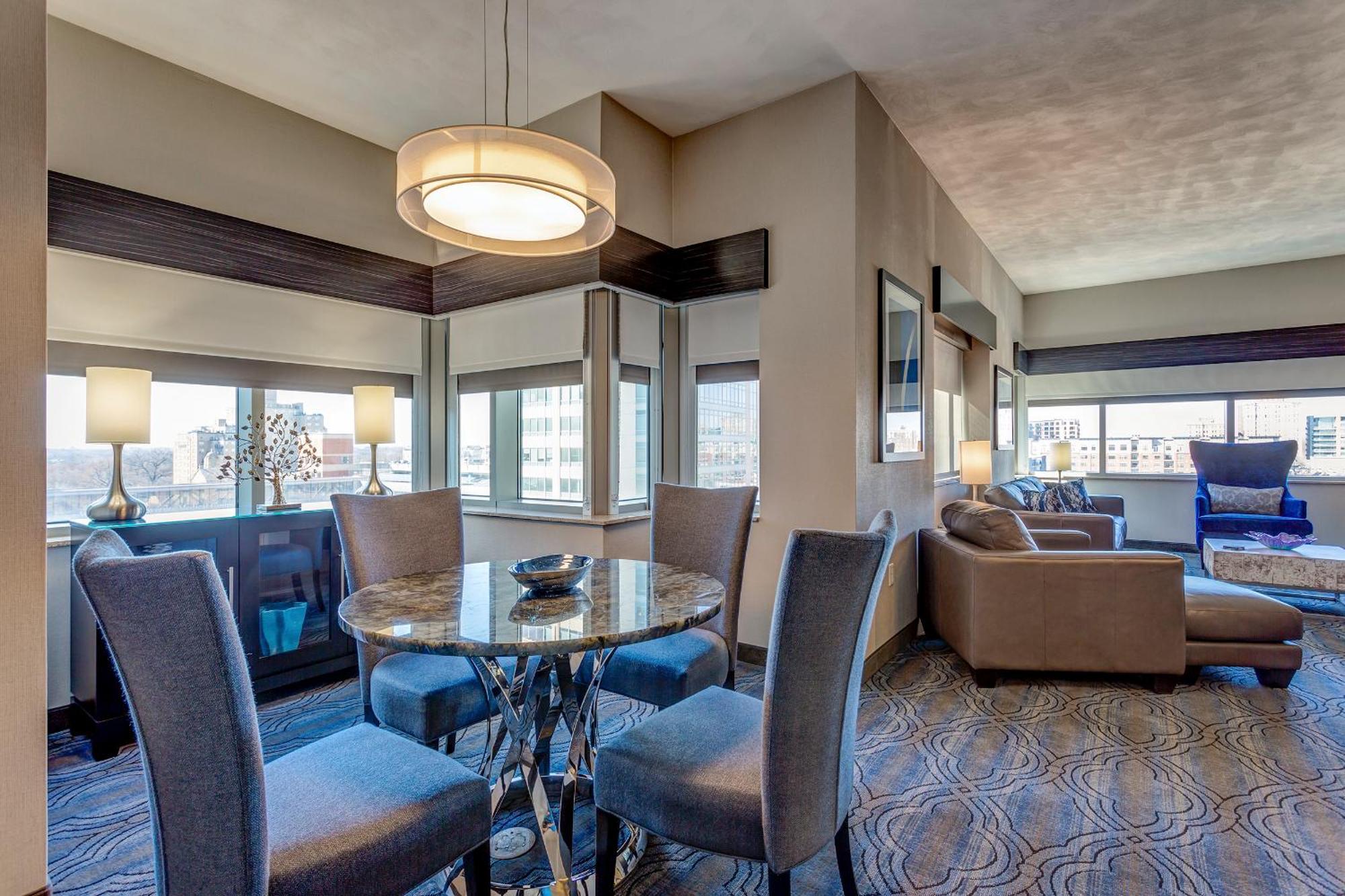 Doubletree By Hilton St. Louis Forest Park Buitenkant foto